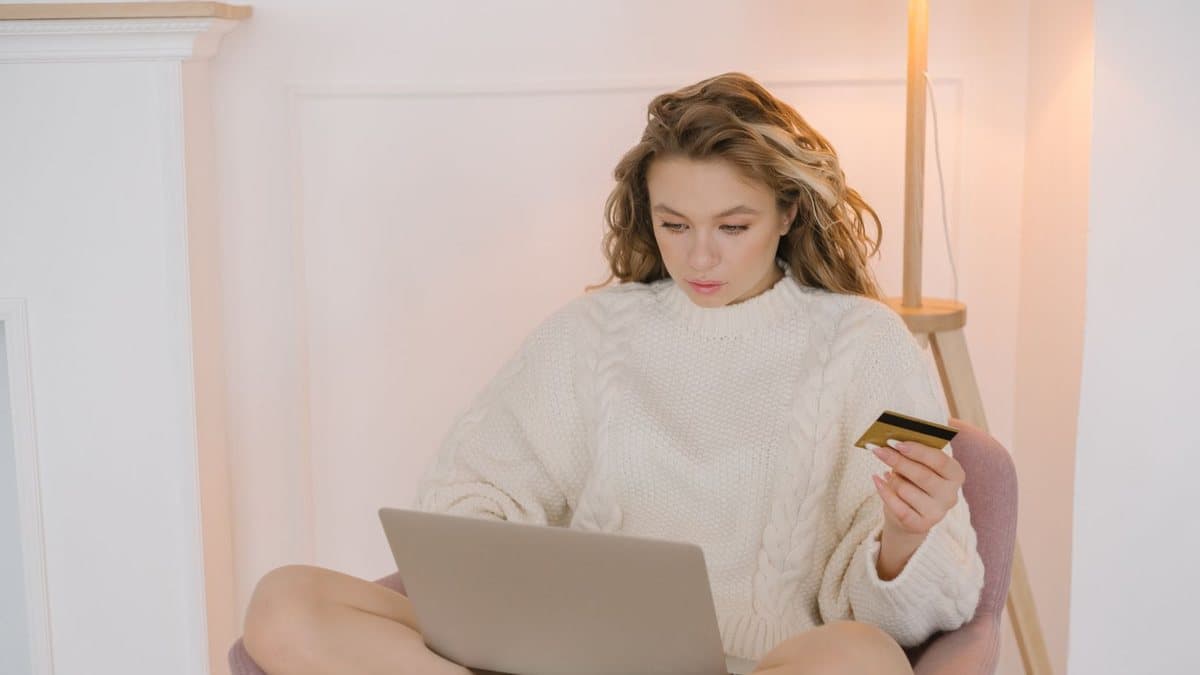 Person browsing subscription plans while shopping online on a laptop